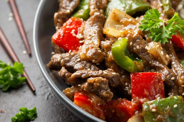 Çin biberli biftek, soğan, kırmızı ve yeşil dolmalık biber, kasede pilav.