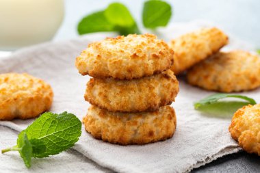 Hindistan cevizli kurabiye ve bir bardak süt. Glütensiz