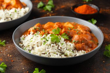 Basmati soslu tavuk, kırmızı biber soslu yaban pilavı ve maydanoz..