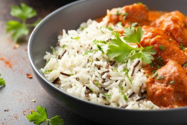 Basmati soslu tavuk, kırmızı biber soslu yaban pilavı ve maydanoz..