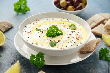 Labneh krem peynirli sos zeytinyağı, tuz, zeytinli otlar, beyaz kasede pide ekmeği