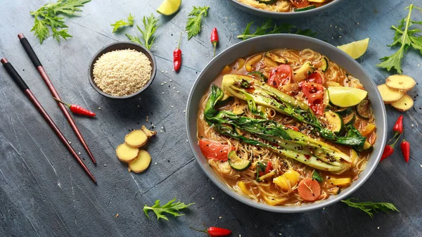 Estilo asiático Pak choi, limoncillo y fideos al curry de jengibre servidos con cuñas de lima — Foto de Stock