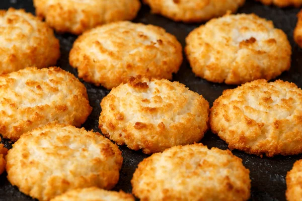 Biscoitos caseiros de macaroons de coco assados. Sem glúten — Fotografia de Stock