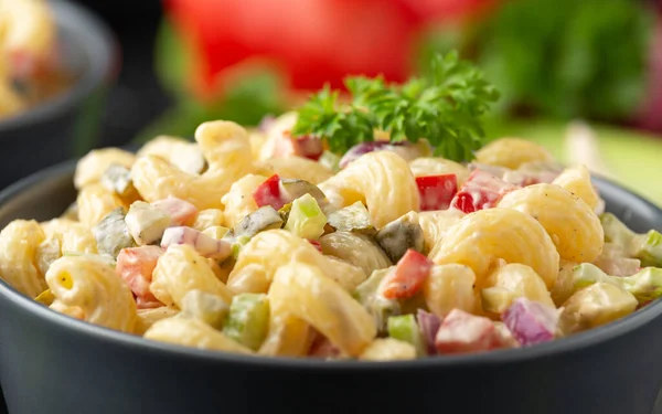 Macarrones Ensalada con pimiento rojo, cebolla, apio, pepinillos y aderezo de mayonesa — Foto de Stock