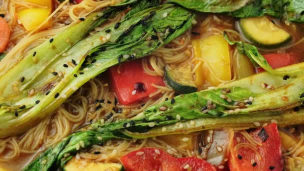 Aziatische stijl Pak choi, citroengras en gember curried noodles. roterende video — Stockvideo