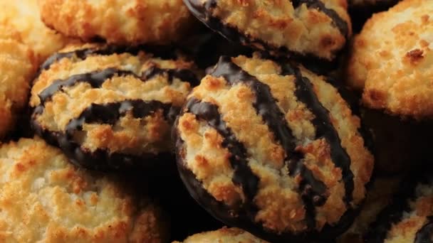 Coconut makaroner kakor med duggregn av choklad. Glutenfri. roterande video — Stockvideo