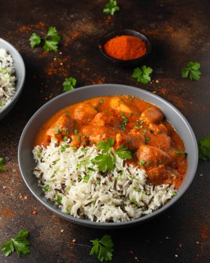 Basmati soslu tavuk, kırmızı biber soslu yaban pilavı ve maydanoz..