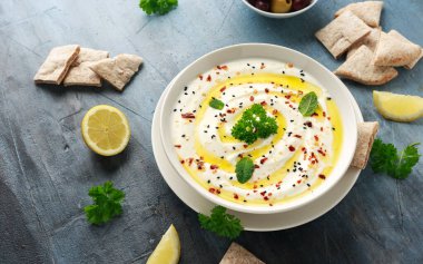 Labneh krem peynirli sos zeytinyağı, tuz, zeytinli otlar, beyaz kasede pide ekmeği