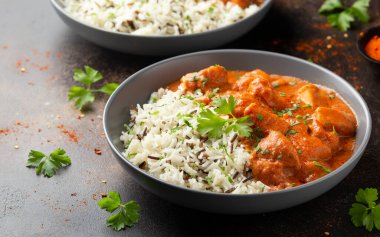 Basmati soslu tavuk, kırmızı biber soslu yaban pilavı ve maydanoz..