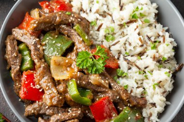 Çin biberli biftek, soğan, kırmızı ve yeşil dolmalık biber, kasede pilav.