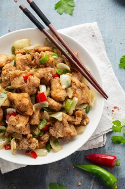 Çin tuzu ve biberli tavuğu kırmızı, yeşil biberli, soğanlı, taze soğanlı, beyaz kasede kızart..