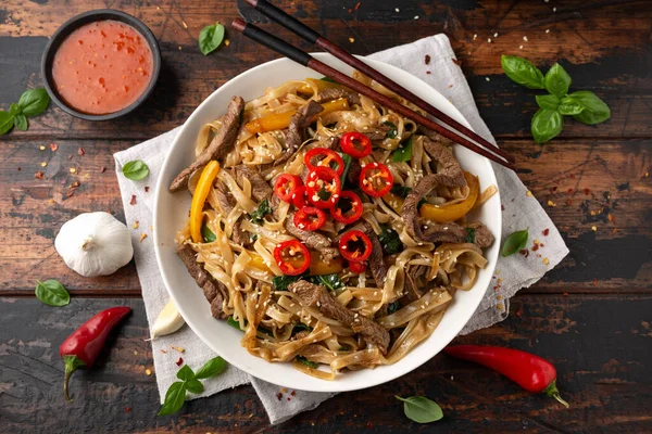 Remover la carne frita Chow Diversión con fideos de arroz, brotes de frijol, cebolletas y chile. — Foto de Stock