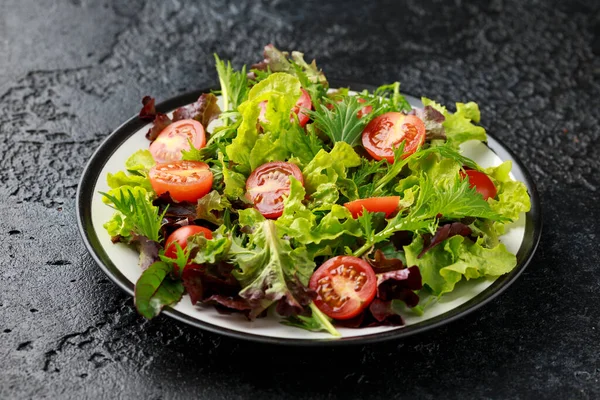 Салат из помидоров черри. здоровое веганское питание — стоковое фото