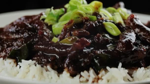 몽고 산 쇠고기는 진한 간장에 향신료를 곁들인 것이다. 아시아식 음식. 회전하는 비디오 — 비디오