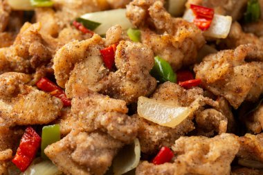 Çin tuzu ve biberli tavuğu gri kasede pilavla karıştır.