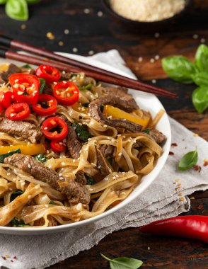 Kızarmış sığır eti, erişte, fasulye filizi, taze soğan ve biber ile karıştırın..