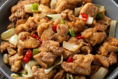 Çin tuzu ve biberli tavuğu gri kasede pilavla karıştır.