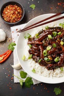 Baharatlı koyu soya soslu Moğol bifteği. Asya tarzı yemekler.
