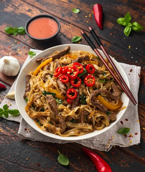 Remover la carne frita Chow Diversión con fideos de arroz, brotes de frijol, cebolletas y chile. — Foto de Stock