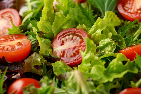 Färsk körsbärstomatissallad. hälsosam vegansk mat — Stockfoto