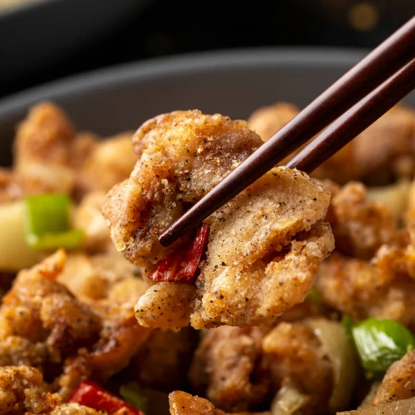 회색 그릇에 밥 과 함께 중국 소금 과 후추 닭고기를 볶는다 — 스톡 사진