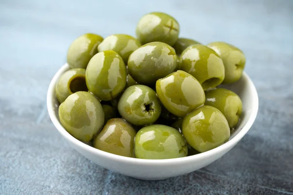 Azeitonas verdes italianas em taça branca. alimentos saudáveis — Fotografia de Stock