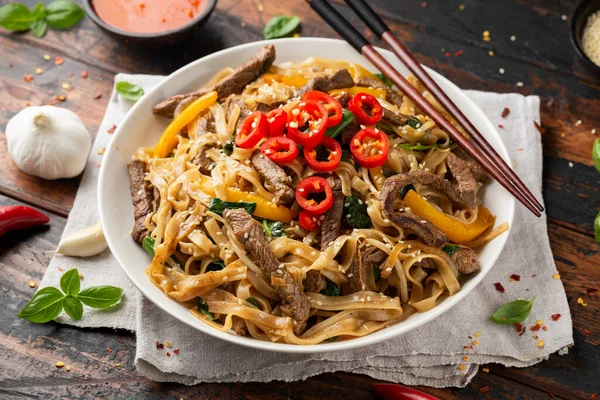 Remover la carne frita Chow Diversión con fideos de arroz, brotes de frijol, cebolletas y chile. — Foto de Stock