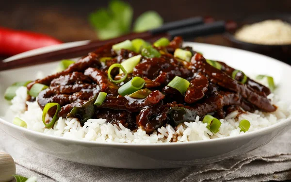 Baharatlı koyu soya soslu Moğol bifteği. Asya tarzı yemekler.