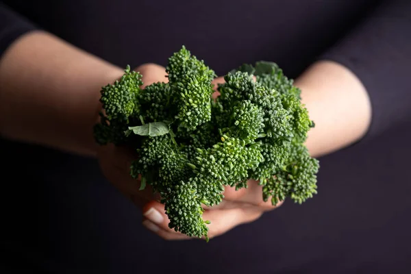 Tenderstem Brokoli paketini tutan kadın. Taze çiğ sebze. Sağlıklı yemek.. — Stok fotoğraf