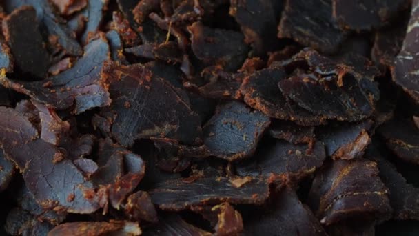 Getrocknete Beef Jerky Snack Hintergrund. Rotierendes Video — Stockvideo