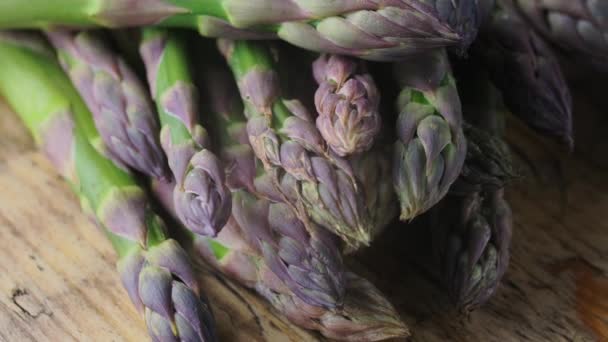 Asparagi freschi verdi su tavola di legno. Cibo oragnico sano. video rotante — Video Stock