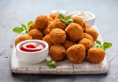 Etsiz vejetaryen mini piknik yumurtaları micoprotein ve ketçap ve mayonez ile servis edilen otlar.