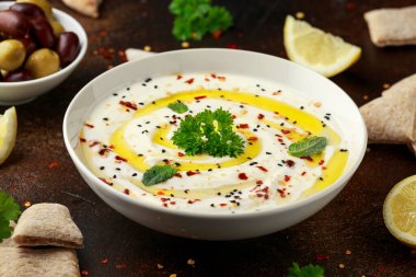 Labneh krem peynirli sos zeytinyağı, tuz, zeytinli otlar, beyaz kasede pide ekmeği