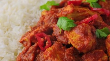 Beyaz tabakta basmati pilavlı baharatlı tavuk pastırması. Sağlıklı yemek. dönen video