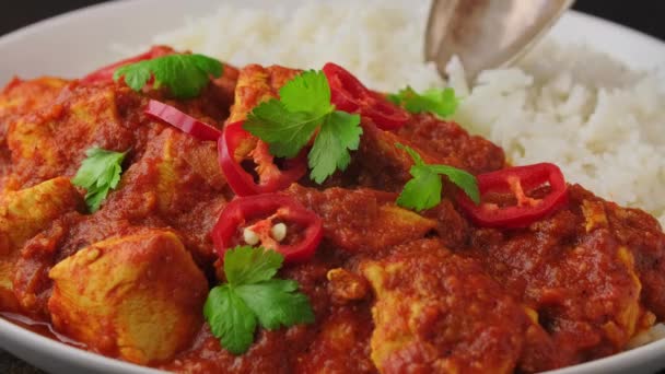 Pikantny kurczak Pathia curry z ryżem basmati w białym talerzu. zdrowa żywność. — Wideo stockowe