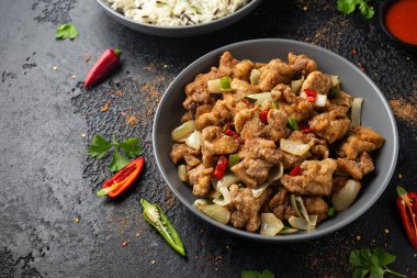 Çin tuzu ve biberli tavuğu gri kasede pilavla karıştır.