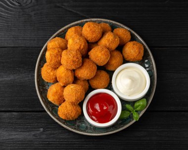 Etsiz vejetaryen mini piknik yumurtaları micoprotein ve ketçap ve mayonez ile servis edilen otlar.