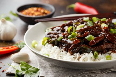 Baharatlı koyu soya soslu Moğol bifteği. Asya tarzı yemekler.