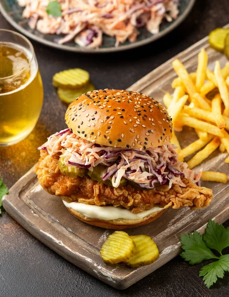 Hambúrguer de frango frito, sanduíche com salada de repolho, pepinos em conserva, maionese e cerveja. Fast food. — Fotografia de Stock