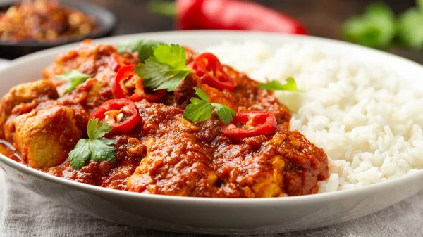 Frango picante Pathia curry com arroz basmati em uma placa branca. alimentos saudáveis. — Fotografia de Stock