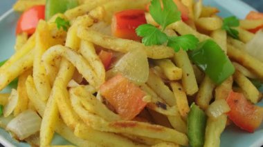 Çin tuzu ve biber cipsi. Patates kızartması Asya yemeği götürmüş.