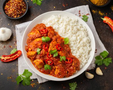 Beyaz tabakta basmati pilavlı baharatlı tavuk pastırması. sağlıklı yiyecekler.