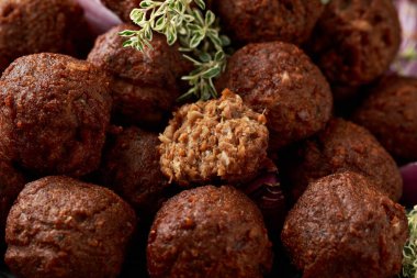 Vejetaryen vejetaryen köfteleri tabakta yemeye hazır.