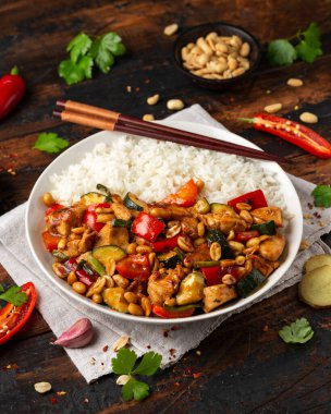 Biberli Kung Pao tavuğu, kabak ve pilav. Asya yemeği götürmüş.