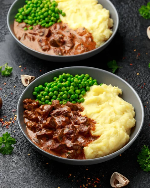 Bacon De Fígado Frito Em Molho De Cebola Com Mosto De Batata Foto