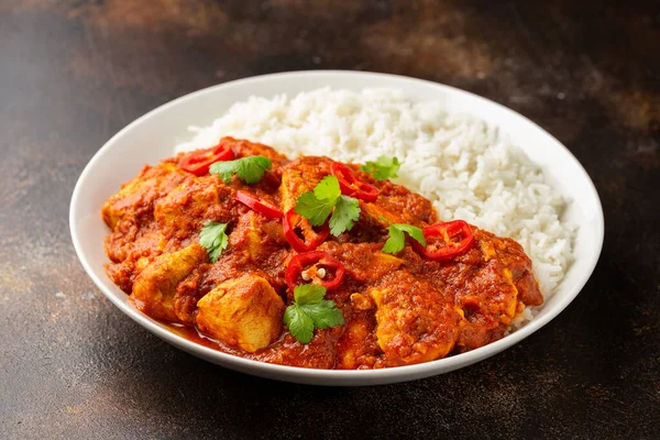 Frango picante Pathia curry com arroz basmati em uma placa branca. alimentos saudáveis. — Fotografia de Stock