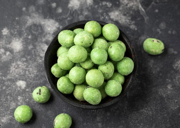 Snack de amendoim wasabi picante em tigela preta — Fotografia de Stock