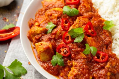 Beyaz tabakta basmati pilavlı baharatlı tavuk pastırması. sağlıklı yiyecekler.