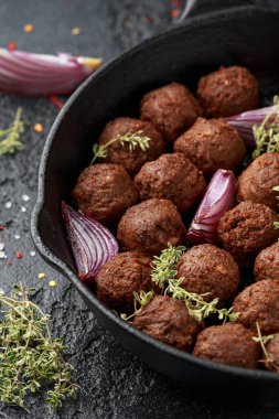Vejetaryen vejetaryen köfteli kekik ve soğanlı dökme demir tavada kızartma tavası.