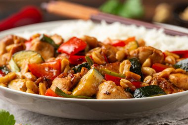 Biberli Kung Pao tavuğu, kabak ve pilav. Asya yemeği götürmüş.